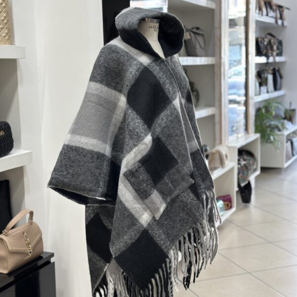 Poncho Check con Cappuccio Black - immagine 7