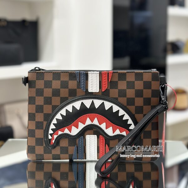 Pochette Shark in Paris GT