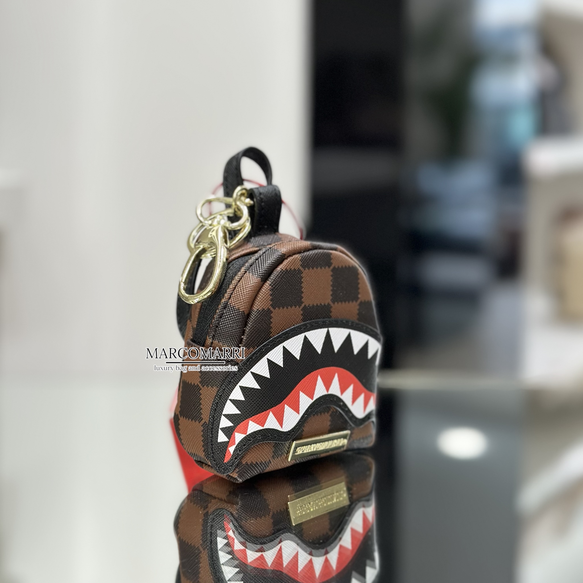 Sprayground Portachiavi Sawtooth Shark in Paris - immagine 2