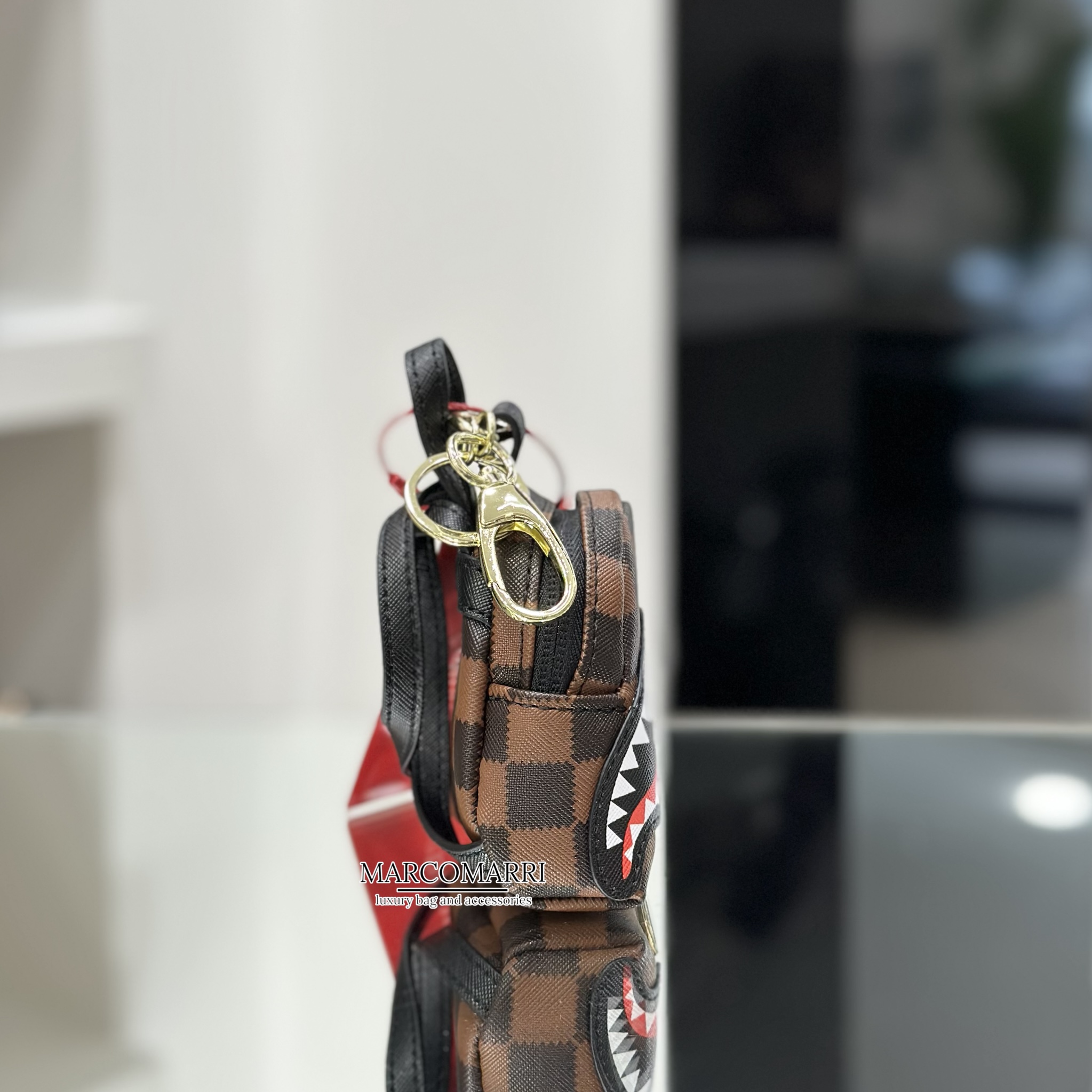 Sprayground Portachiavi Sawtooth Shark in Paris - immagine 4