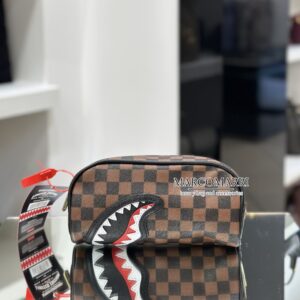 Pouch Sawtooth Shark in Paris