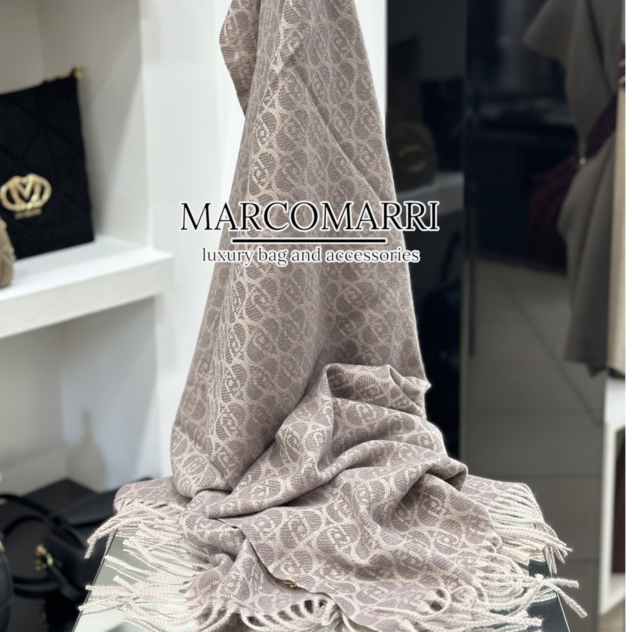 Liu Jo Stola con logo monogram desert taupe - immagine 4