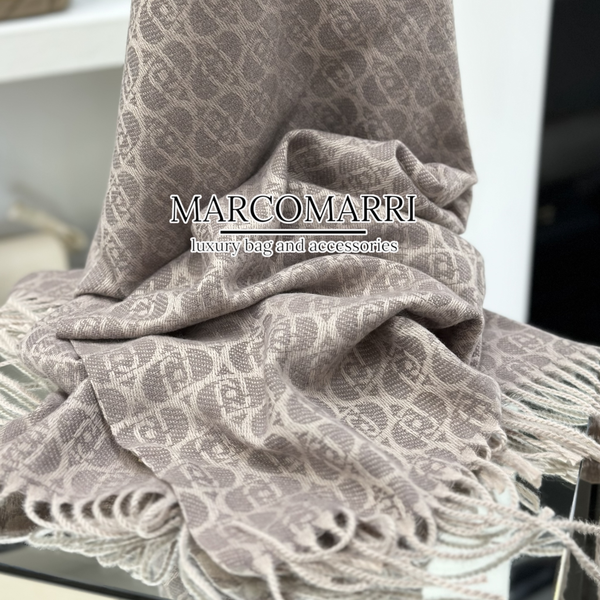 Liu Jo Stola con logo monogram desert taupe - immagine 2