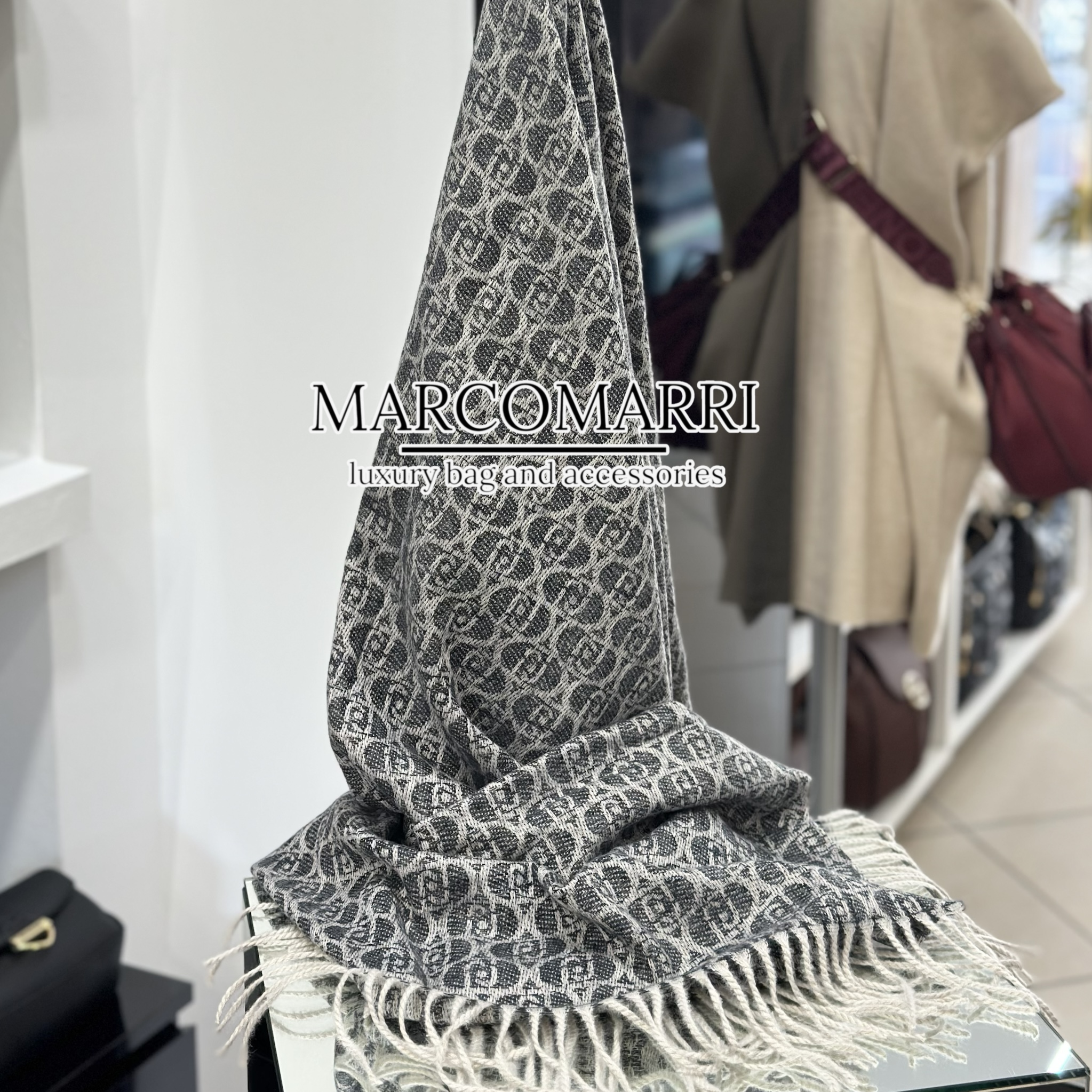 Liu Jo Stola con logo monogram nero - immagine 4