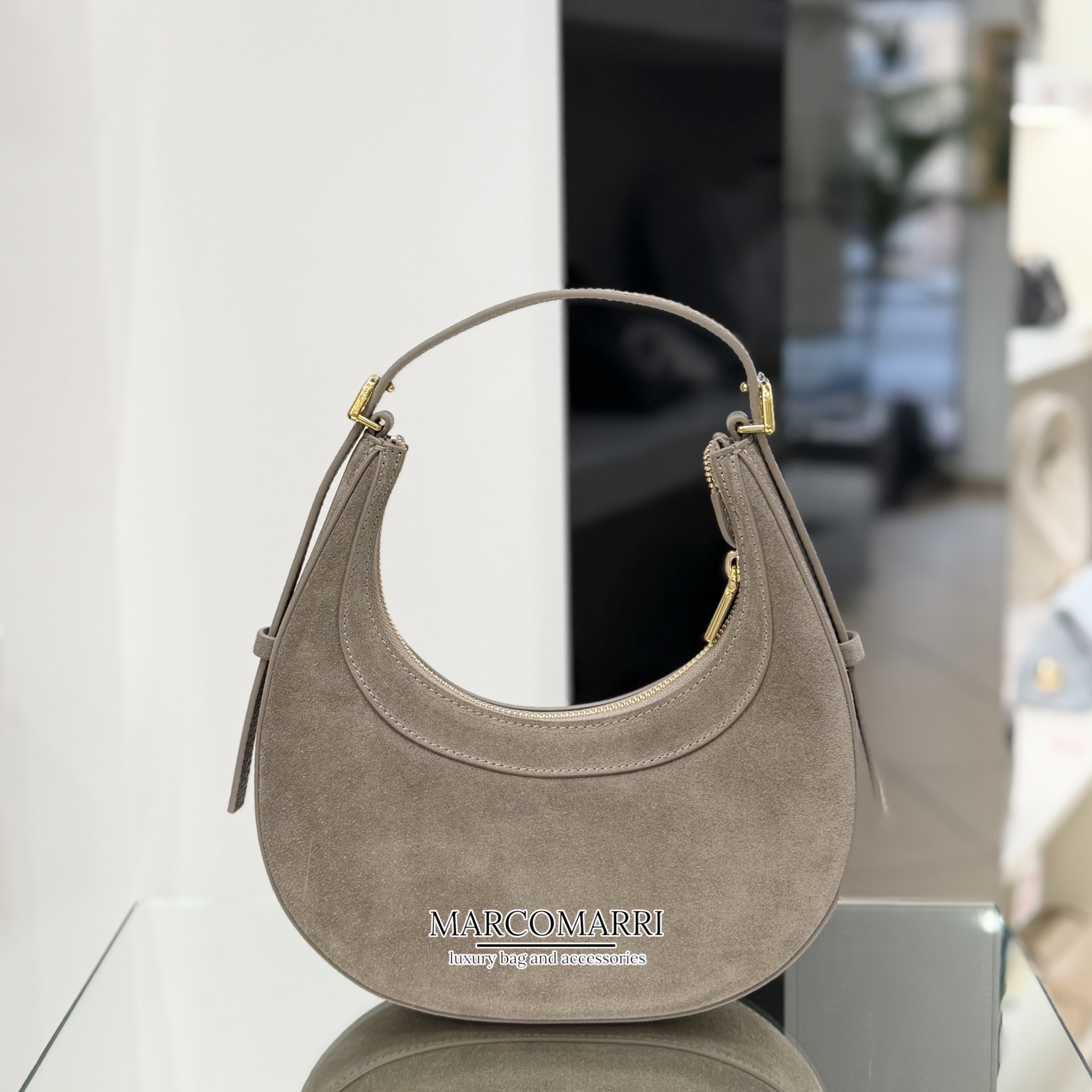 Coccinelle Whisper in Suede Mini Hobo Light Grey - immagine 4