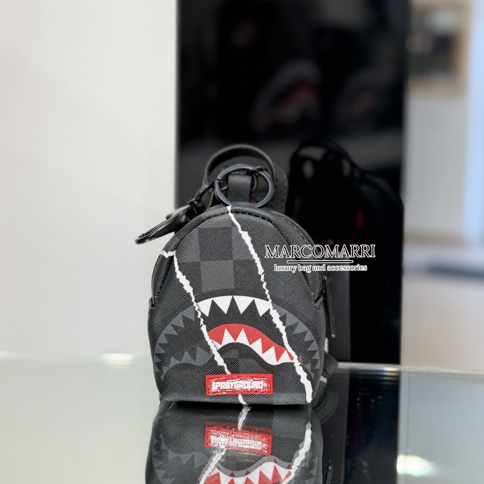 Sprayground Portachiavi center rip revealing gray check