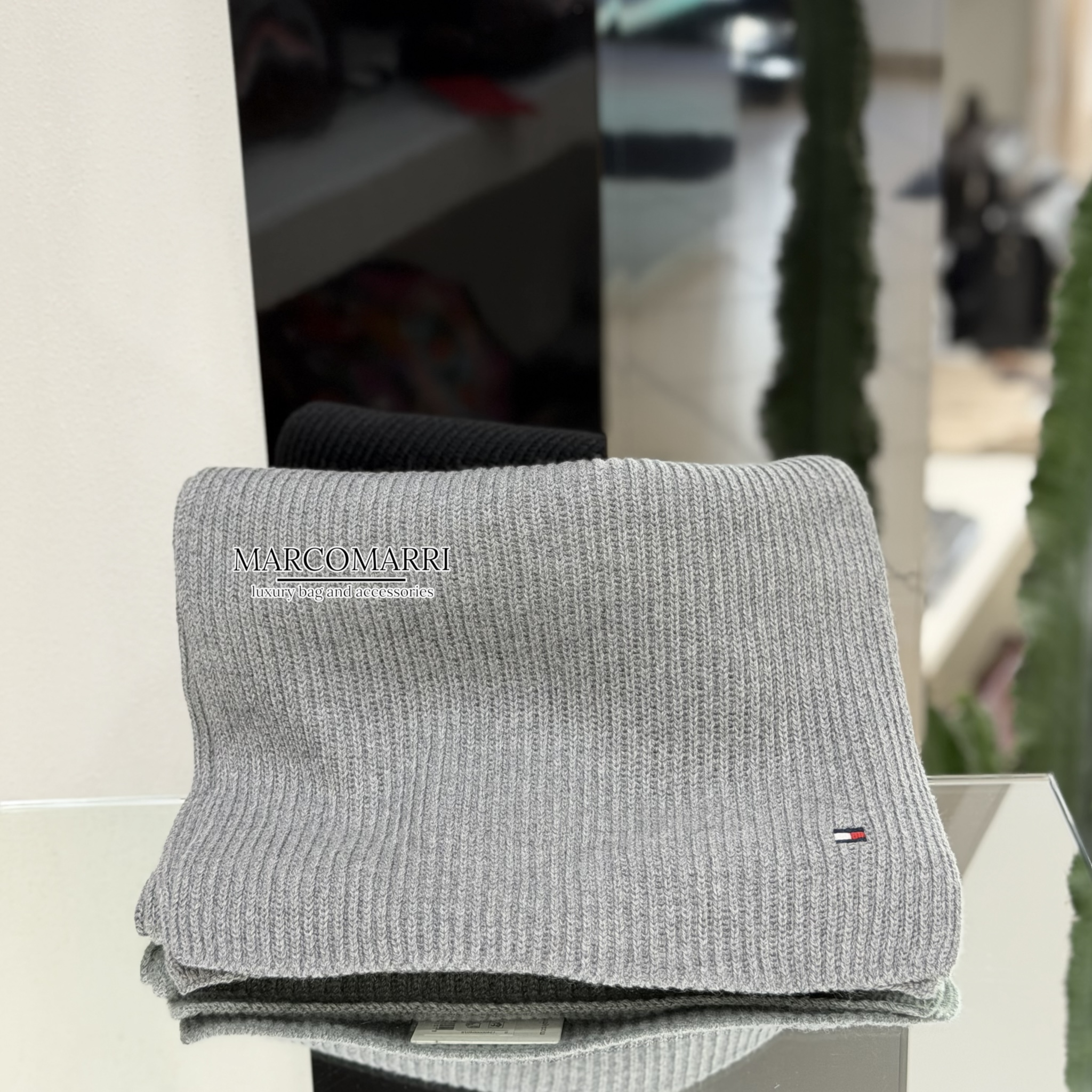 Tommy Hilfiger sciarpa Marco Marri Ponte San Giovanni Perugia (5)