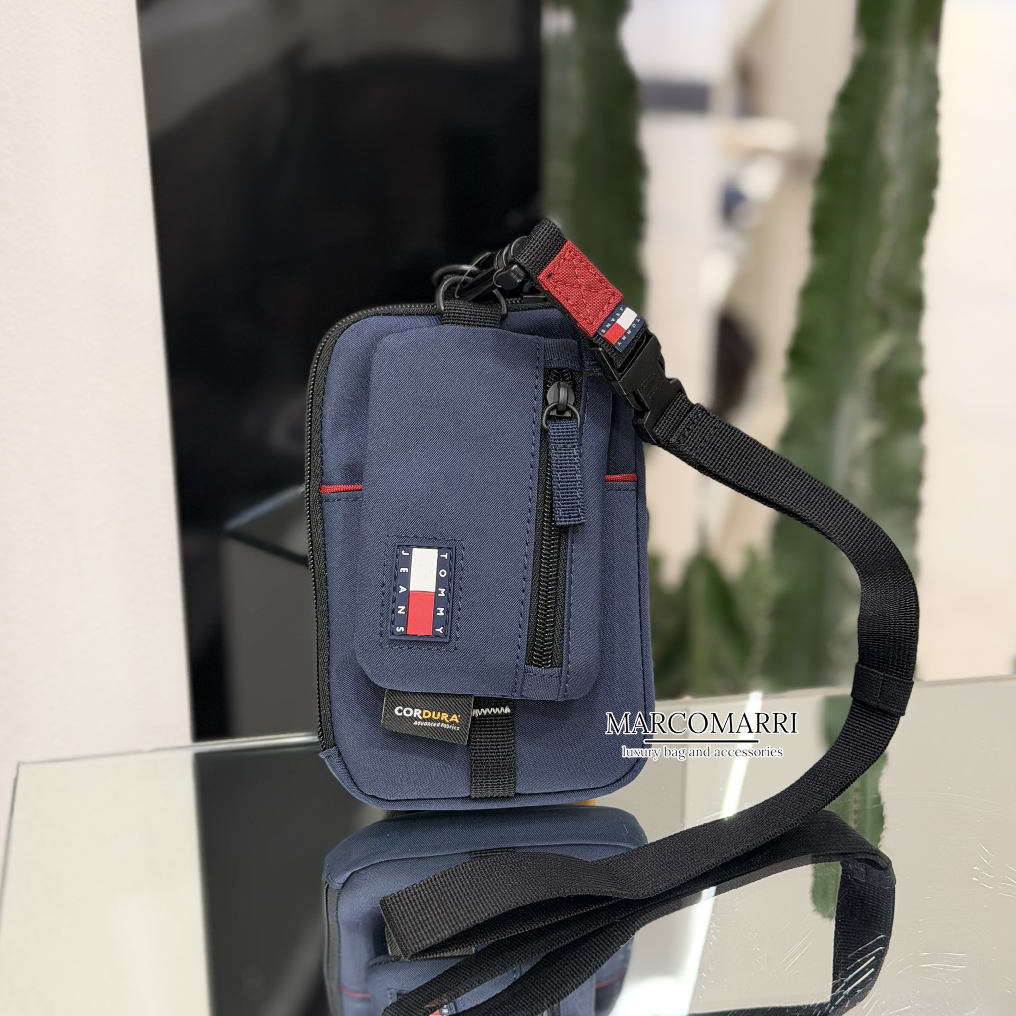 Tommy Hilfiger Portafogli outdoor con pochette e cordino blu - immagine 2